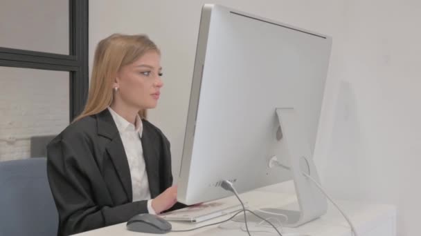 Femme Affaires Pointant Vers Caméra Tout Travaillant Sur Bureau — Video