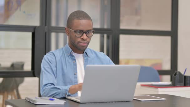 African Businessman Praca Laptopie Biurze — Wideo stockowe