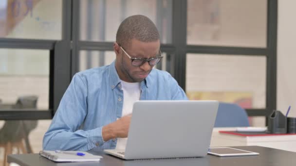 Hustender Afrikanischer Geschäftsmann Mit Laptop Büro — Stockvideo