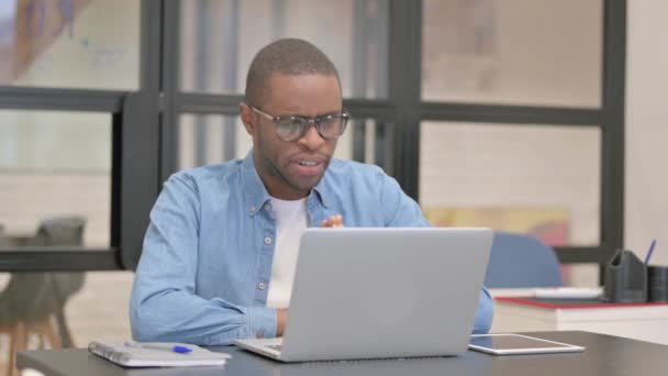 坐在办公室时 非洲商人在笔记本电脑上在线聊天 — 图库视频影像