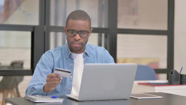 African Businessman Zakupy Online Laptopie Biurze — Wideo stockowe