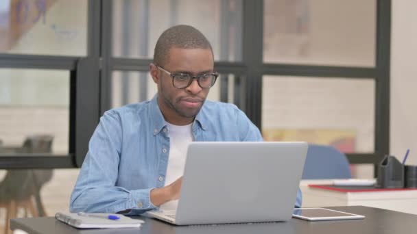 Aufgeregter Afrikanischer Geschäftsmann Feiert Erfolg Auf Laptop Büro — Stockvideo