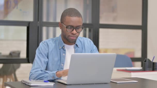 African Businessman Patrząc Kamerę Podczas Pracy Laptopie Biurze — Wideo stockowe