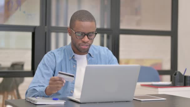 在笔记本电脑上网上购物失败的非洲商人很不安 — 图库视频影像
