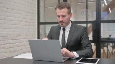 Öksüren Orta Çağ İşadamı Dizüstü bilgisayar kullanıyor
