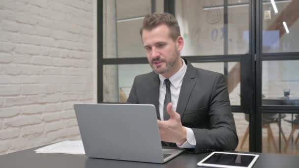 Geschäftsmann Mittleren Alters Chattet Online Auf Laptop Sitzen — Stockvideo