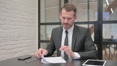 Hüsrana uğramış Orta Çağ İşadamı Mektup Yazmaya Çalışıyor