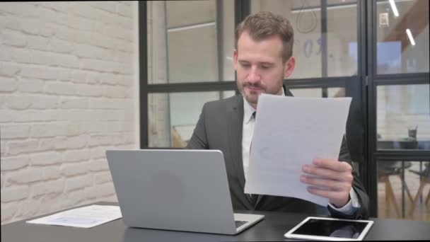 Izgalmas Középkorú Üzletember Ünnepli Siker Miközben Dolgozik Dokumentumok Laptop — Stock videók