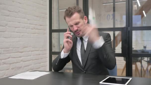 Enojado Hombre Negocios Mediana Edad Hablando Por Teléfono — Vídeos de Stock