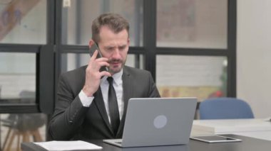 Telefonda konuşurken Öfkeli İşadamı Tartışıyor