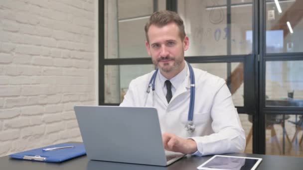 Tummen Upp Medelålders Läkare Med Hjälp Laptop — Stockvideo