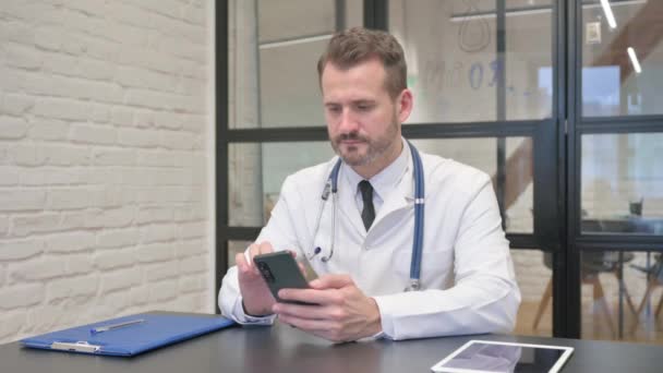 Μεσήλικας Γιατρός Περιήγηση Internet Στο Τηλέφωνο — Αρχείο Βίντεο