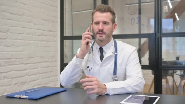 Τηλεφωνική Επικοινωνία Τον Ασθενή Από Τον Μεσήλικα Γιατρό — Αρχείο Βίντεο