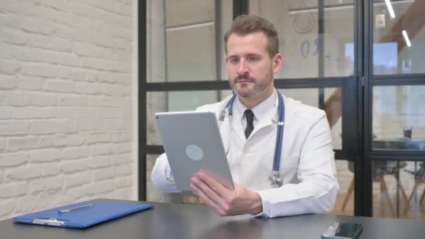 Μεσήλικας Γιατρός Χρησιμοποιώντας Ψηφιακή Ταμπλέτα Για Την Εργασία — Αρχείο Βίντεο