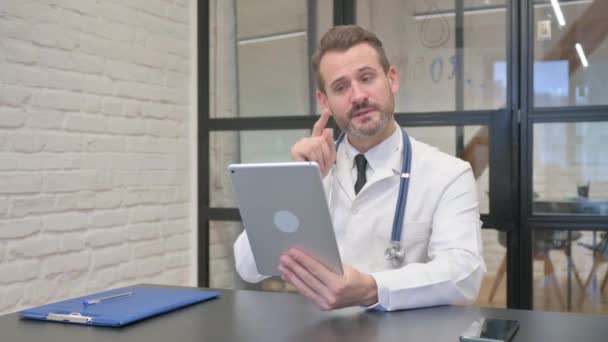 Μεσήλικας Γιατρός Κάνει Video Chat Στο Tablet Στην Κλινική — Αρχείο Βίντεο