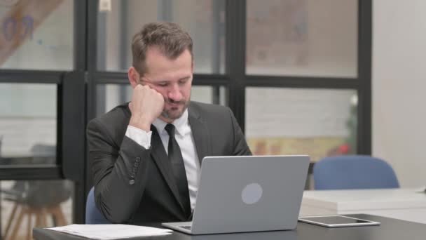 Üzletember Elalszik Miközben Laptopon Dolgozik — Stock videók