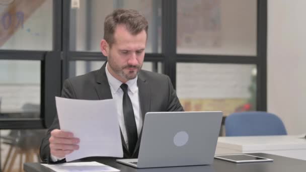 Geschäftsmann Arbeitet Dokumenten Und Laptop — Stockvideo
