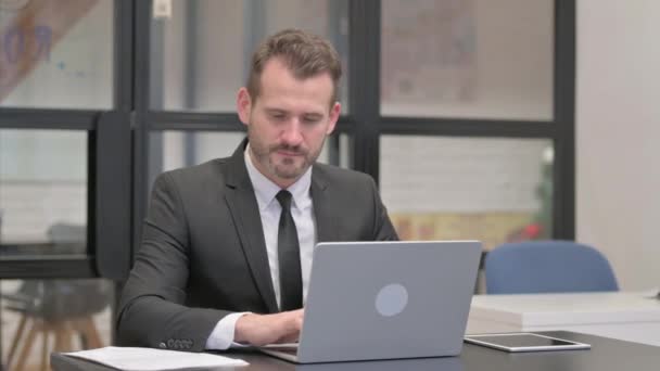 Üzletember Tagadásban Miközben Laptopon Dolgozik — Stock videók