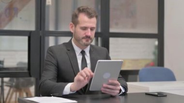 İşadamı Dijital Tablet Kullanıyor, E- posta Yazılıyor