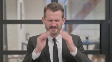 baş ağrısı ile orta yaşlı işadamı portresi