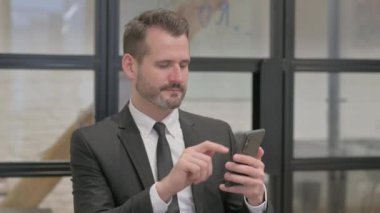 Telefon kullanan Orta Çağ İşadamı Portresi