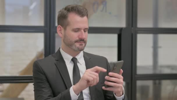 Портрет Среднего Возраста Бизнесмена Использованием Телефона — стоковое видео