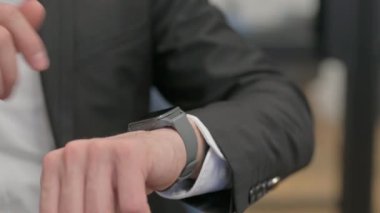 Smart Watch kullanarak Orta Çağ İşadamı 'nı kapatın.