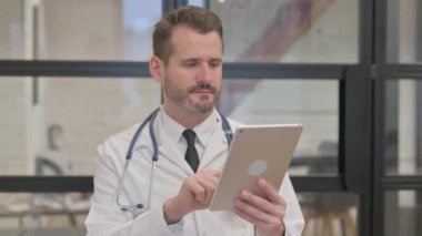Klinikte Tablet kullanan Orta yaşlı Doktor