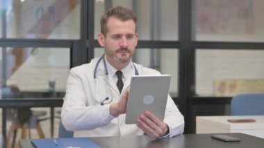 Klinikte Tablet kullanan Orta yaşlı Doktor