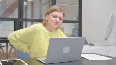 Sırt Ağrısı Olan Genç Sarışın Kadın