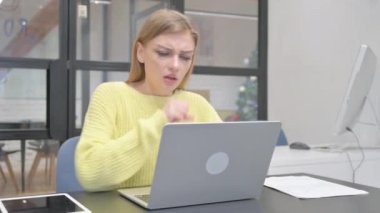 Laptop kullanan Sarışın Kadın Öksürüyor