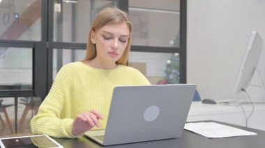 Genç Sarışın kadın terk ofis sonra Iş