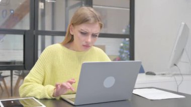 Genç Sarışın Kadın Laptop 'ta Kaybından Şok Oldu