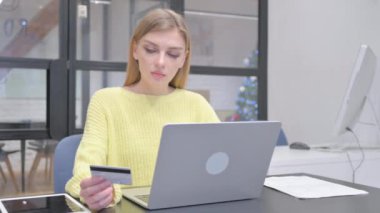 Genç Sarışın Kadın Dizüstü bilgisayarla İnternetten Alışveriş İçin Heyecanlı