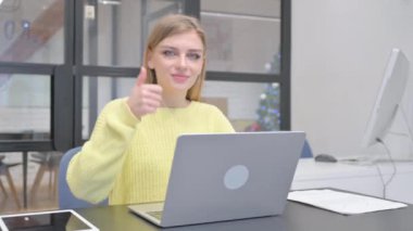 Çalışan Genç Sarışın Kadın 'dan Baş Parmaklıklar