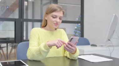 Genç Sarışın Kadın İnterneti Telefonla Tarıyor