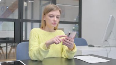 Genç Sarışın Kadın Telefondaki Kaybından Şok Oldu