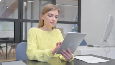 Tablette Başarıyı Kutlayan Genç Sarışın Kadın