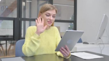 Tablette Video Sohbeti Yapan Genç Sarışın Kadın