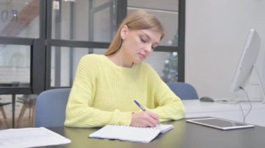 Genç Sarışın Kadın İş yerinde Mektup Yazıyor