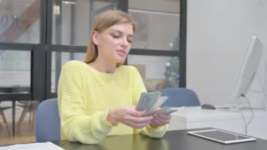 Genç Sarışın Kadın Ofiste Para Sayıyor