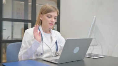 Dizüstü bilgisayarla görüntülü konuşma yapan kadın doktor.