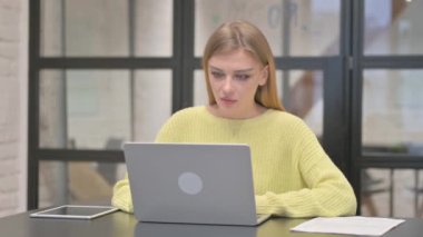 İş Başarı Kutlaması Yaratıcı Gündelik Kadın