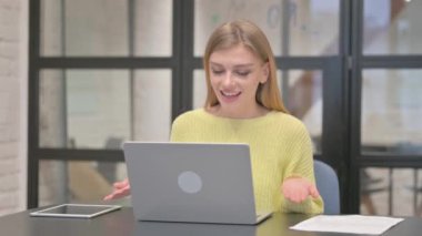 Çevrimiçi Sohbet sırasında Yaratıcı Kadın Konuşuyor