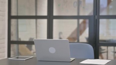 Yeni Yaratıcı Kadın Ofis Masasına Geliyor