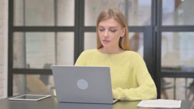 Ofisteki Yaratıcı Kadın 'dan İki Elle Başparmak Yukarı