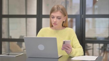 Günlük Yaratıcı Kadın Telefon ve Laptop Kullanıyor