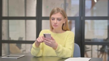 Telefondaki Kayıptan Şok Olan Sıradan Yaratıcı Kadın