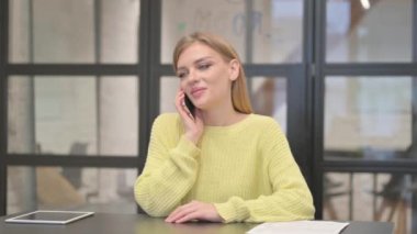 Sıradan yaratıcı kadın telefonda konuşuyor.