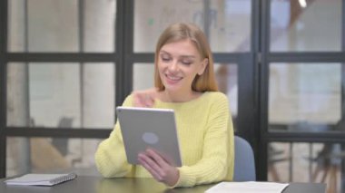 Tablette Sohbet İçin Konuşan Sıradan Yaratıcı Kadın